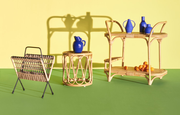 Cruchon en terre bleu. 88 €. The Conran Shop. Vases « Exaggurated Handle ». À partir de 133 €. The Conran Shop. Au sol, peinture « Garden ». Little Greene. Au mur, peinture « Yellowcake ». Farrow & Ball.