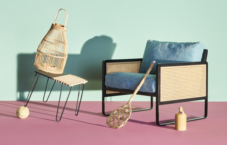 Bouteille en terre. 54 €. The Conran Shop. Au sol, peinture « Carmine ». Little Greene. Au mur, peinture « Arsenic ». Farrow & Ball.
