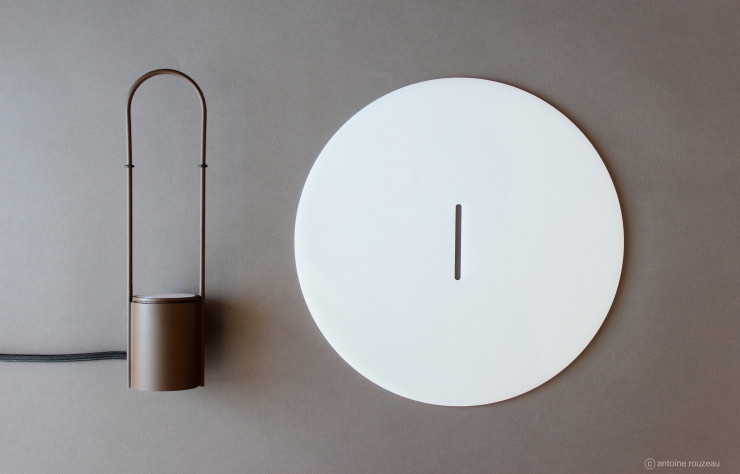 Lampe « Nomade » avec une base en PVC et en acier laqués et un diffuseur en Plexiglas translucide.