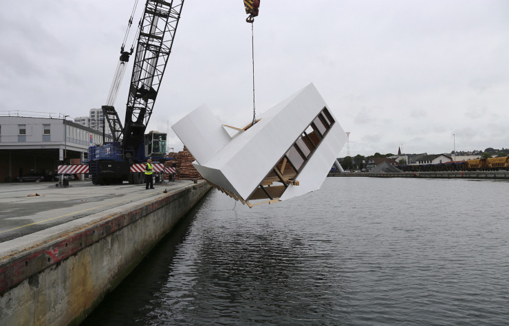 Conçue comme une structure flottante, cette réplique partielle mesure tout de même 15 mètres de long pour un poids approchant les cinq tonnes.