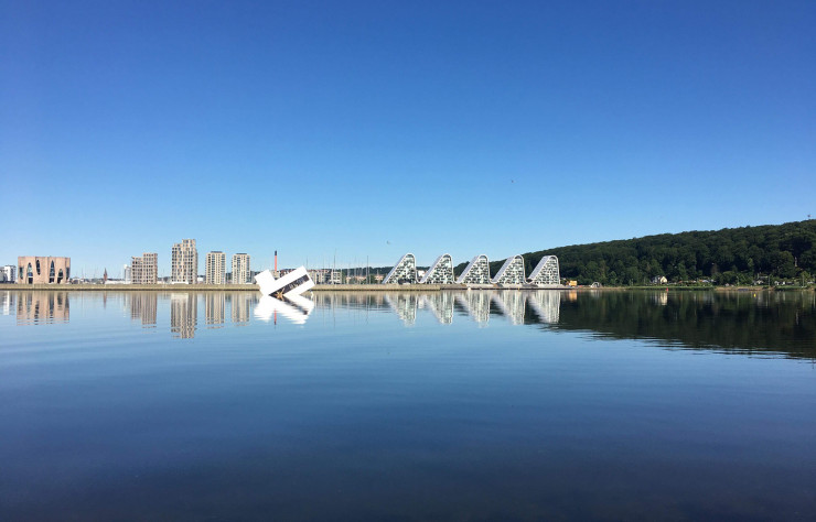 En tout, onze œuvres se partagent l’étendue du fjord jusqu’au début du mois de septembre.