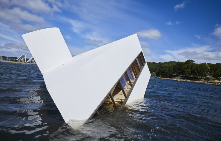 Tirée par un bateau, l’installation change d’emplacement tout au long du festival.