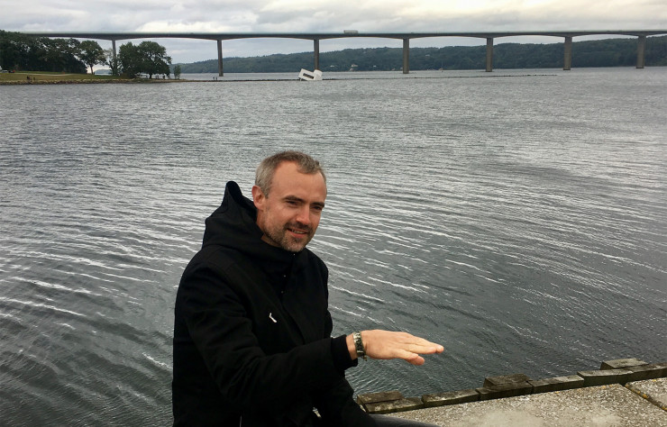 Asmund Havsteen-Mikkelsen devant son œuvre.