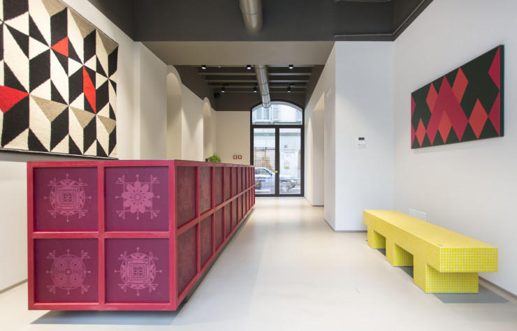 Edité par le spécialiste de la mosaïque Bisazza, le banc du designer accueille les voyageurs las de leurs pérégrinations dans Milan.