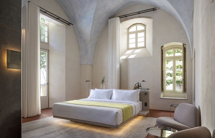 Chambre de l’hôtel Jaffa où se mêlent des vestiges de l’âge de bronze et de l’Empire Ottoman avec la vision moderne et minimale de John Pawson.
