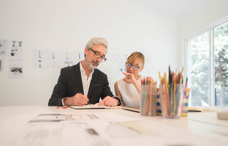 Caterina et Marc Aurel dans leur studio de Cassis. Au croisement de l’urbanisme, de l’architecture et du design, leur champ d’intervention dépasse la seule création de mobilier urbain pour embrasser les usages dans la ville vue à petite comme à grande échelle.