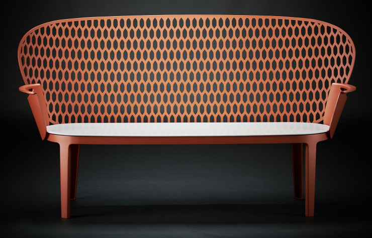Cette banquette fait partie d’une gamme de mobilier développée pour les jardins thérapeutiques du centre hospitalier de Brive (Corrèze). La céramique y est convoquée dans un effort pour rompre avec les créations généralement techniques et froides qui peuplent les hôpitaux.