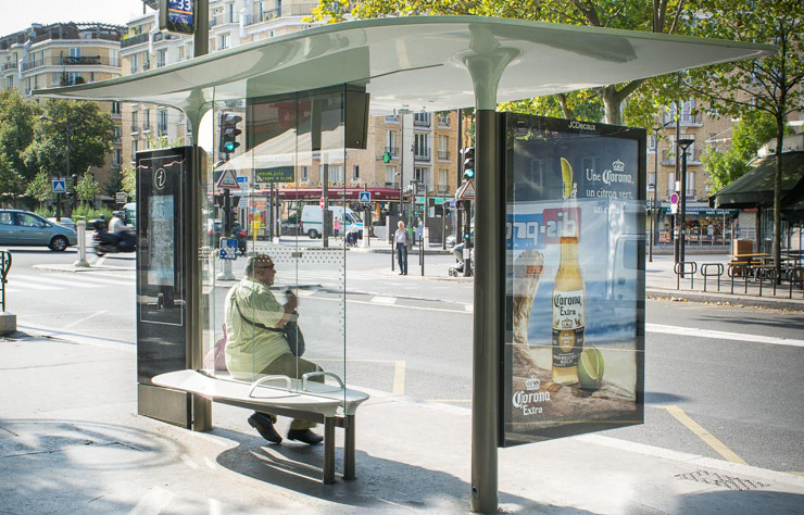 Le nouvel Abribus développé avec JCDecaux prend place dans la capitale. Ouvert sur la ville, il ne lui tourne plus le dos. Son dessin convoque des formes végétales et organiques comme un hommage aux édicules Guimard si typiques de la Ville lumière.