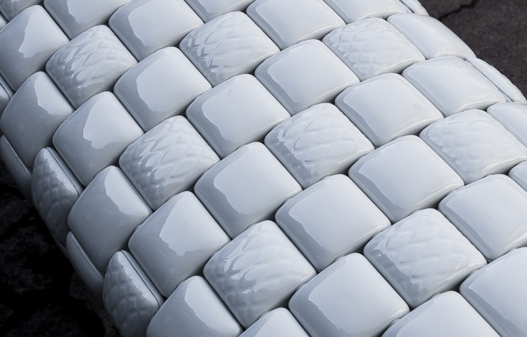 La céramique dite technique, offre une grande liberté de travail tant sur l’aspect formel que sur les traitements de surfaces.