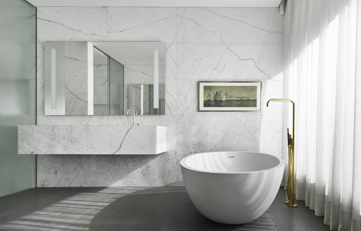 Marbre, granit et laiton se répondent dans l’une des quatre salle de bains.