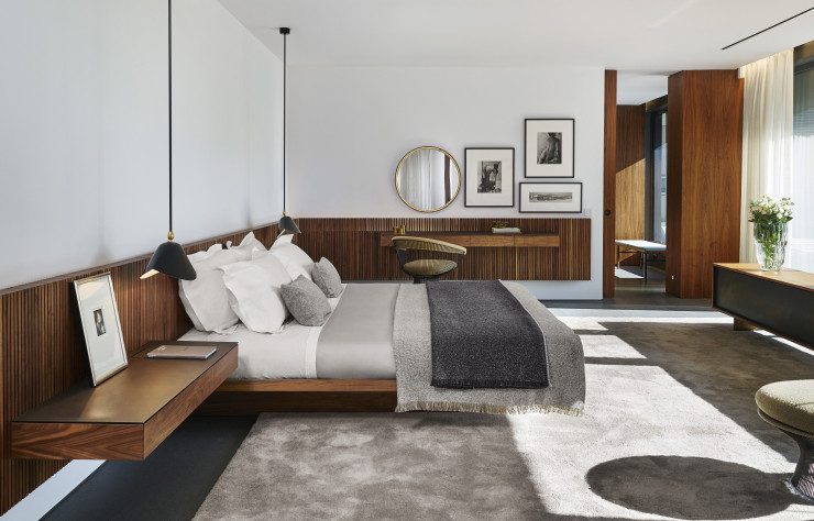 Associé à une palette de gris, le bois se décline jusque dans les chambres.