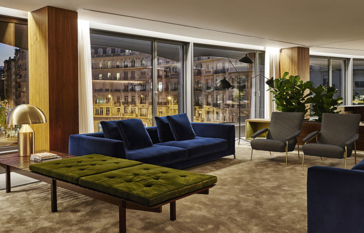 Les icônes du design s’enchaînent, de la lampe « Atollo » aux fauteuils D.153.1 de Gio Ponti (Molteni) en passant par le luminaire à trois branches de Serge Mouille.