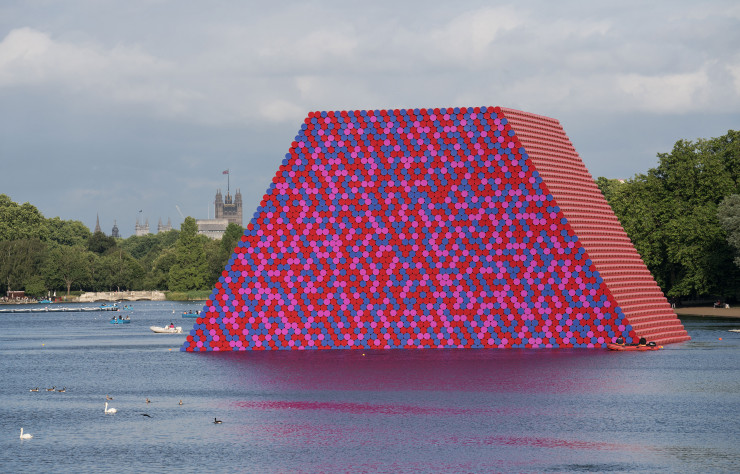 600 tonnes de barils flottent librement sur le lac.