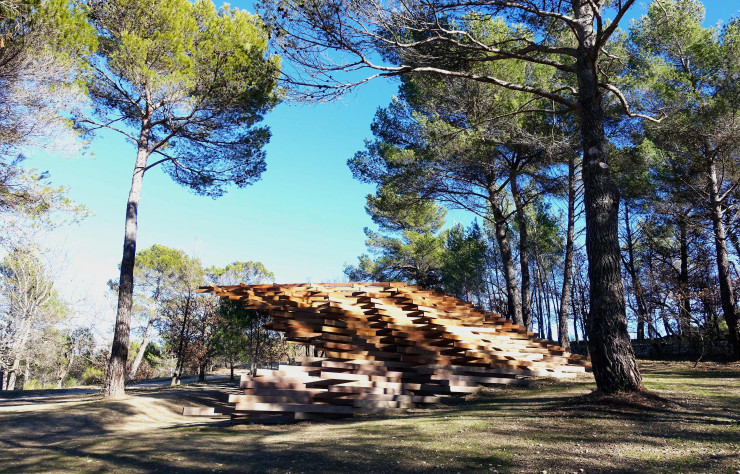 La pièce prend place, désormais, dans la forêt du domaine de Château La Coste, non loin des œuvres d’autres grandes signatures telles que Tadao Ando, Alexandre Calder, Louise Bourgeois ou Andy Goldsworthy (pour ne citer qu’eux) qui peuplaient déjà le site.