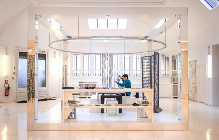 L’atelier et le showroom se confondent presque dans cet espace lumineux situé au cœur du IXe arrondissement de Paris.