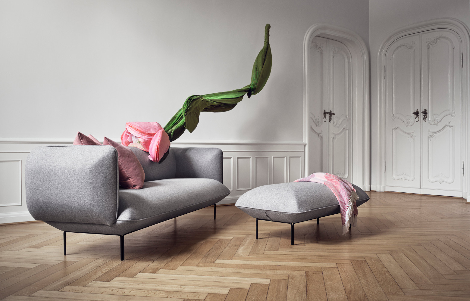 Canapé 2,5 places et pouf Cloud, designYonoh Studio ; canapé, 1 158 € ; pouf, 663 €. Bolia...