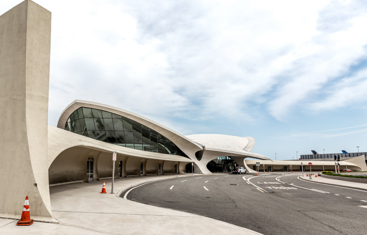 Vues de l’extérieur, les formes élancées et arrondies du terminal rappellent celles d’un coléoptère sur le point de prendre son envol.