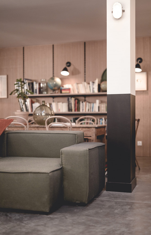 Dans le lobby, des bibliothèques proposent un sélection de beaux livres, de magazines et de quotidien…