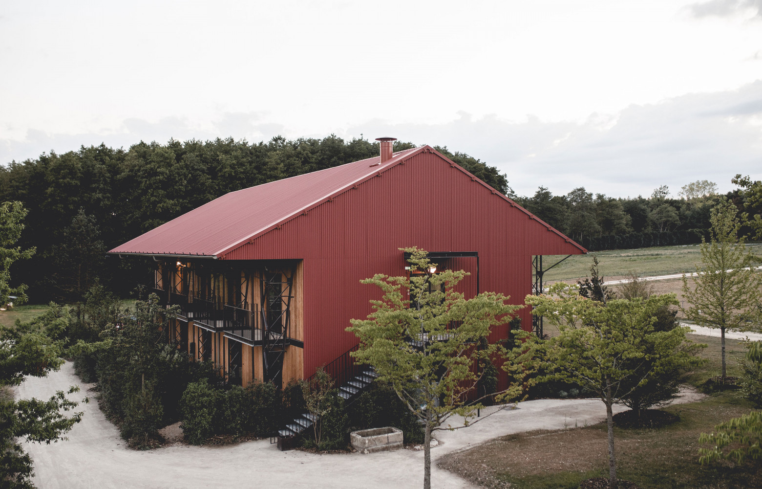 Le Barn a pris possession de deux anciennes granges réhabilitées par les architectes de l'agence Be-pôles.