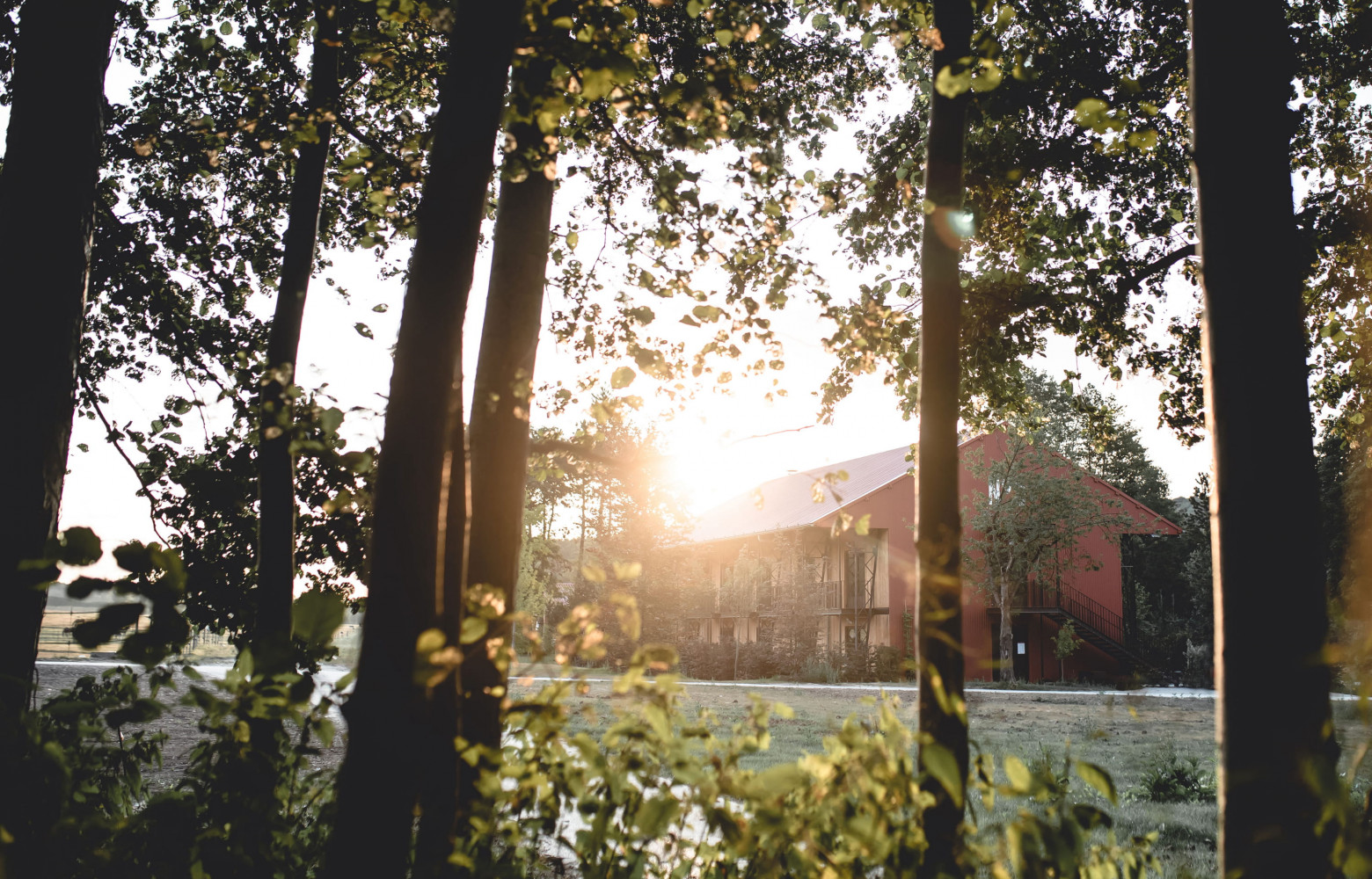 Dès qu'on sort du bâtiment, on se retrouve entre prés et bois, immergé dans ce coin de...
