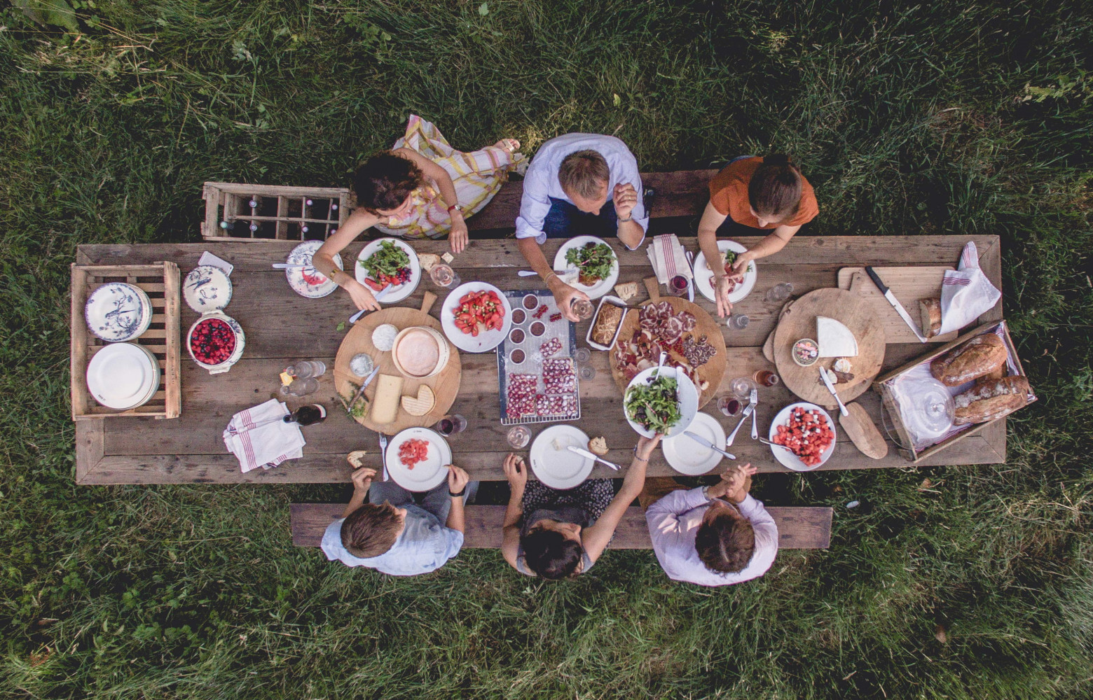 Aux beaux jours, il est possible de s'attabler dehors autour de plats de saison.