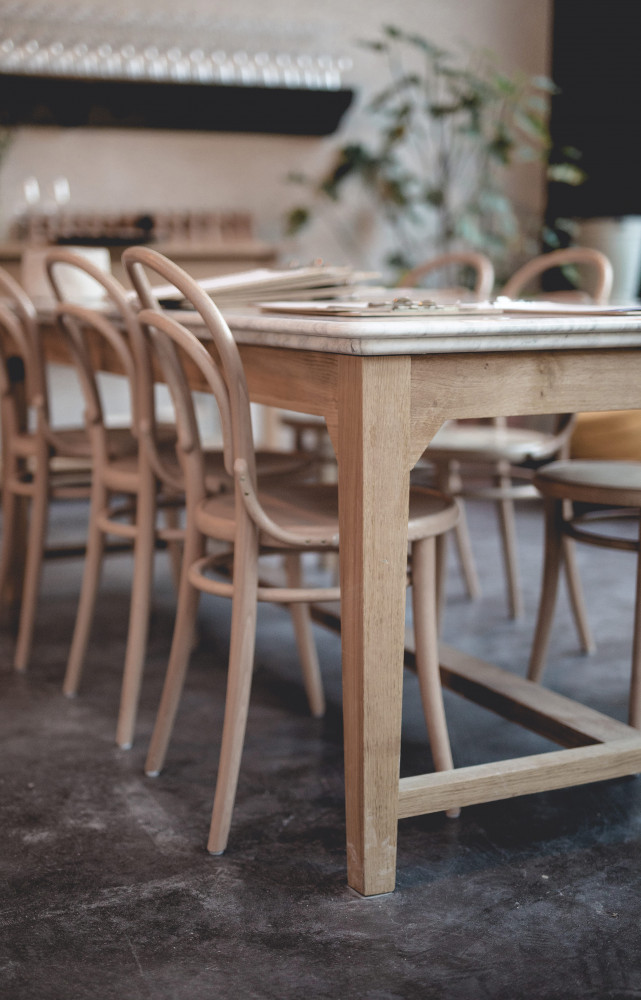 Omniprésent dans la salle de restaurant, le bois clair affirme l'ancrage naturel du Barn.