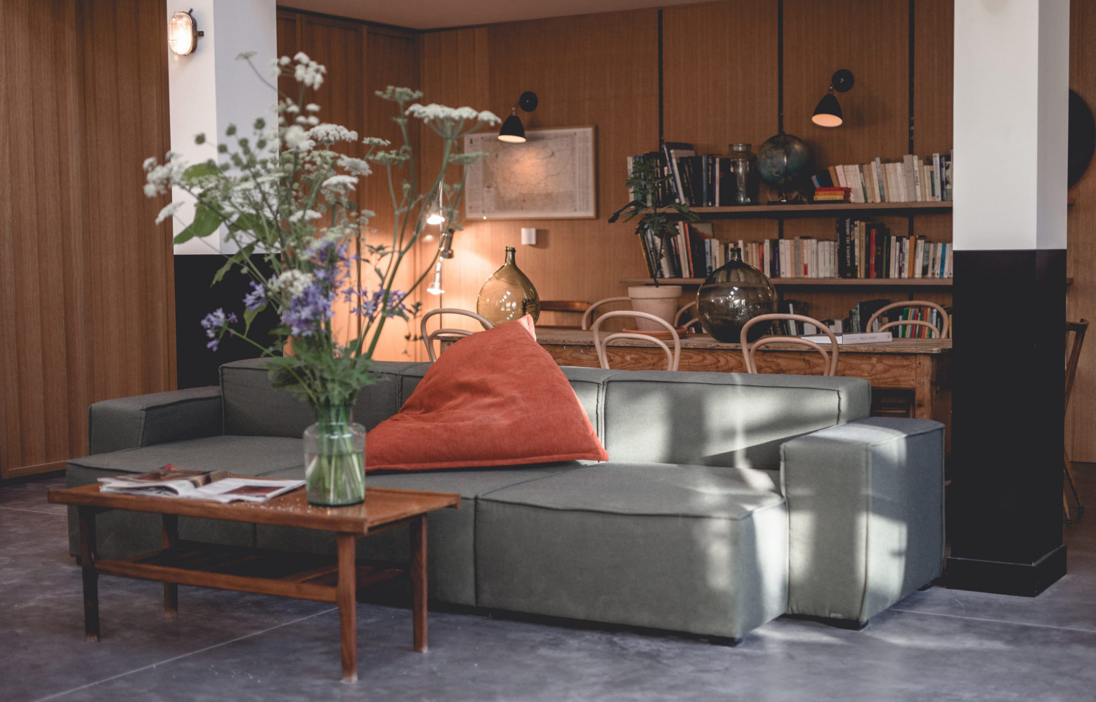 Dans le lobby, un canapé cosy tend les bras aux hôtes qui rentrent de balade…