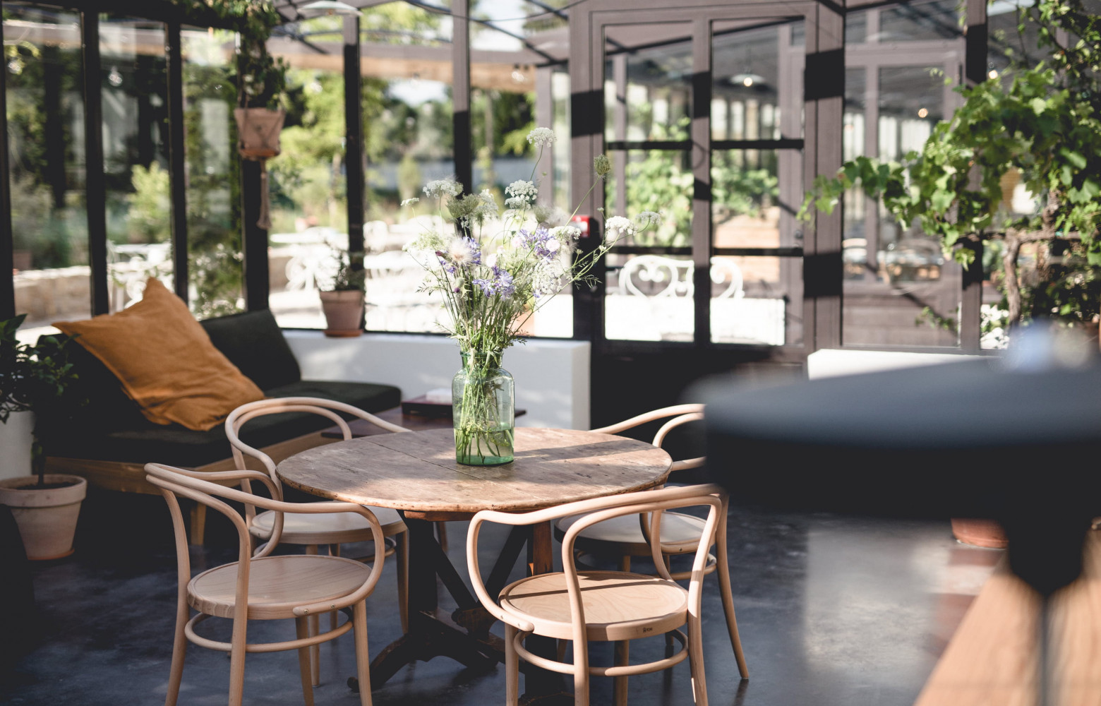 Les fleurs fraîchement coupées donnent aux espaces communs un air « comme à la maison ».