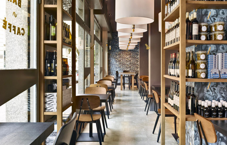 L’endroit à tout du café parisien, que ce soit en salle ou en terrasse… Parfait pour venir déguster un verre de vin français accompagné de charcuteries et fromages à la sortie du bureau.