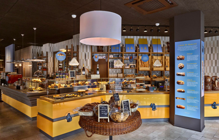 À droite, le comptoir de boulangerie traditionnel français. À gauche sont servis les plats et planches de charcuteries ou de fromages pour le déjeuner et l’apperitivo.
