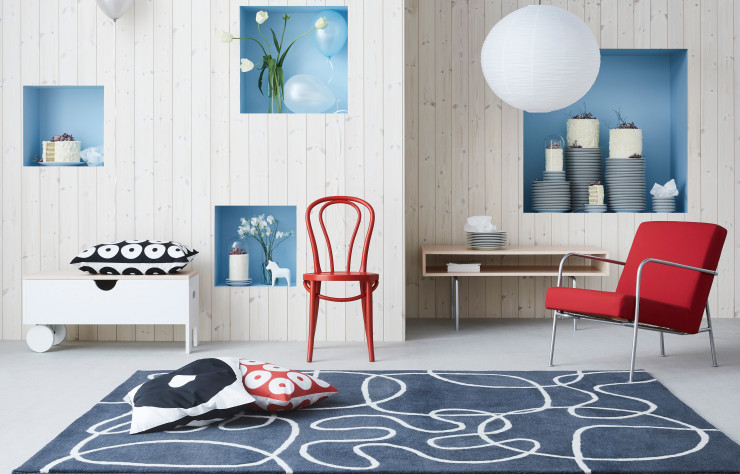 La collection décline des pièces qui ont marqué l’histoire d’IKEA, comme la chaise Bjuran (au centre) ou le banc à roulettes de Thomas Sandell issu de la toute première collection IKEA PS en 1995 (à gauche).