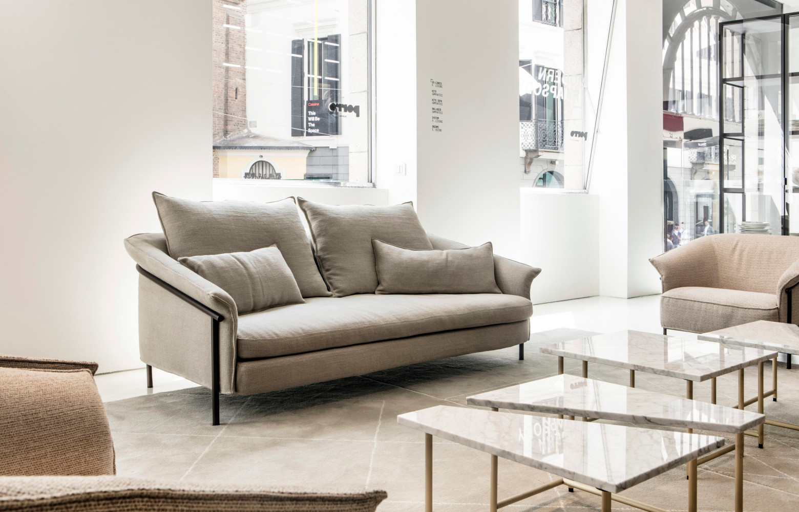 Déclinaison 2 places du fauteuil Kite, design Gramfratesi, 6 600 €. Porro.