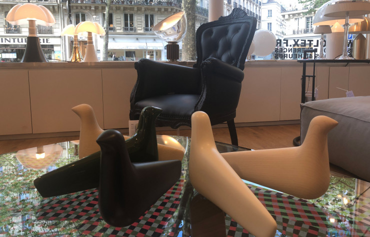 Les créations hors du commun de Moooi ou les oiseaux des Bouroullec trouvent parfaitement leur place au milieu des classiques du design.