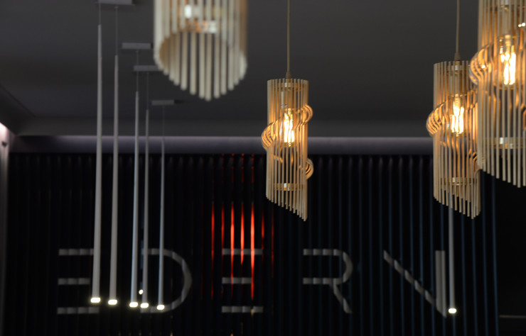Des touches d’or se cachent aussi dans les luminaires…