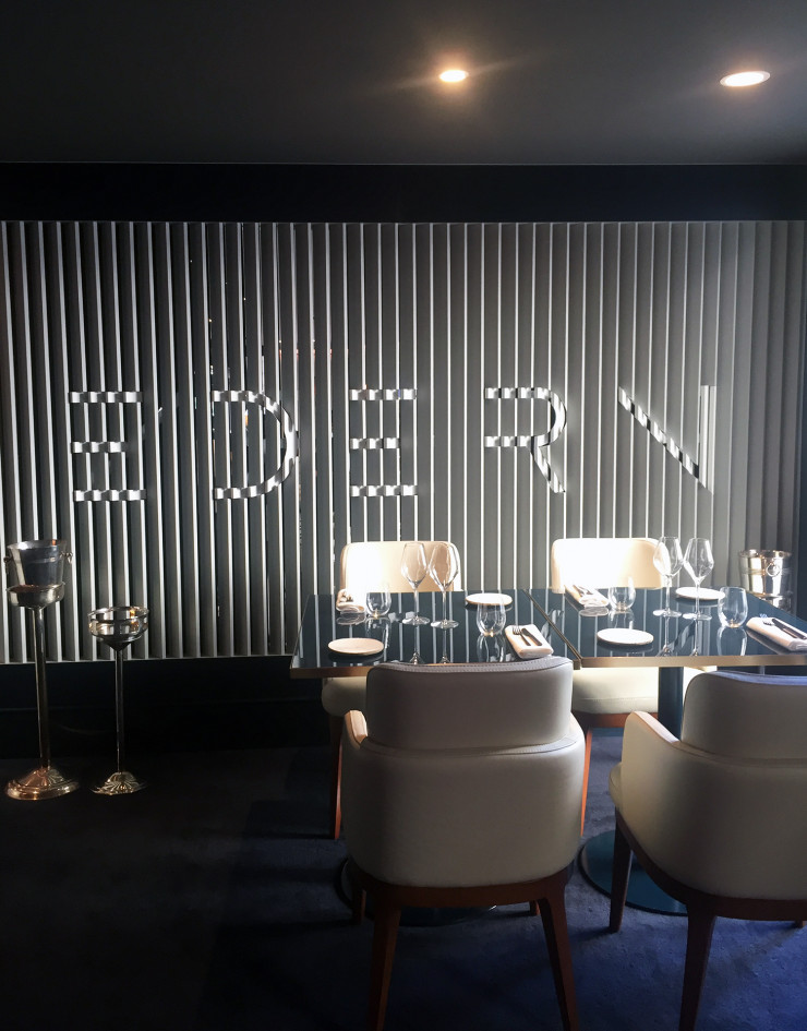Sur le « podium », tranquillement installé derrière le paravent visible sur la première photo.