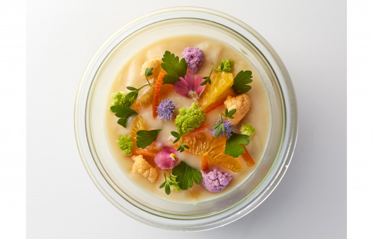 Anne-Sophie Pic propose une cuisine faite de petits plats conditionnés en verrines et pasteurisés à 65 °C.
