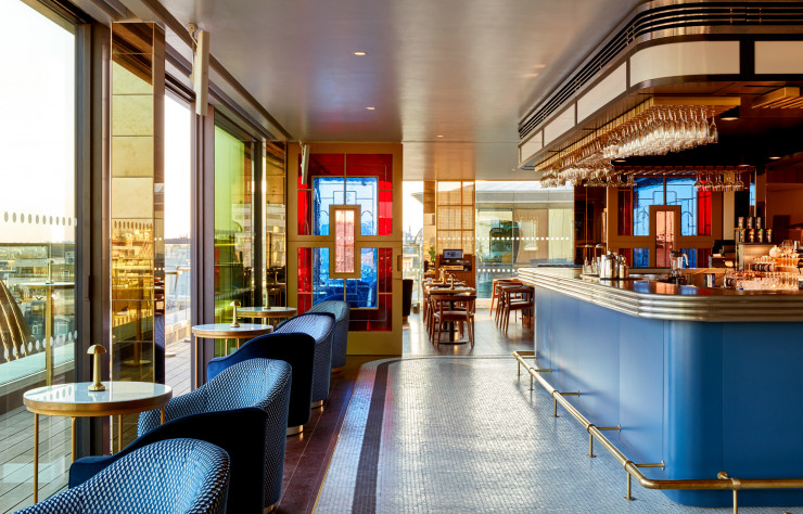 Le restaurant surprend avec le bleu électrisant de ses vitraux.