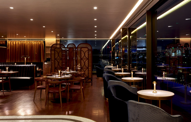 Lumière tamisée et ambiance feutrée pour le restaurant de l’hôtel.