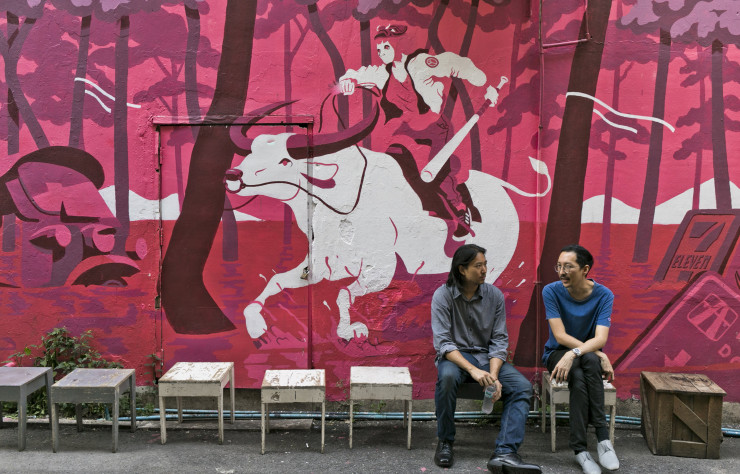 Avec sa terrasse en pleine rue, le bar du WTF Café & Gallery est l’un des lieux de rendez-vous favori de la communauté créative de Thonghor.