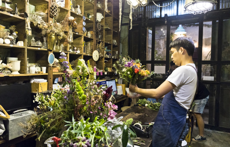 Oneday Wallflowers attire les célébrités de la ville avec les compositions florales du jeune architecte Nattaphat Suriyakumpho.
