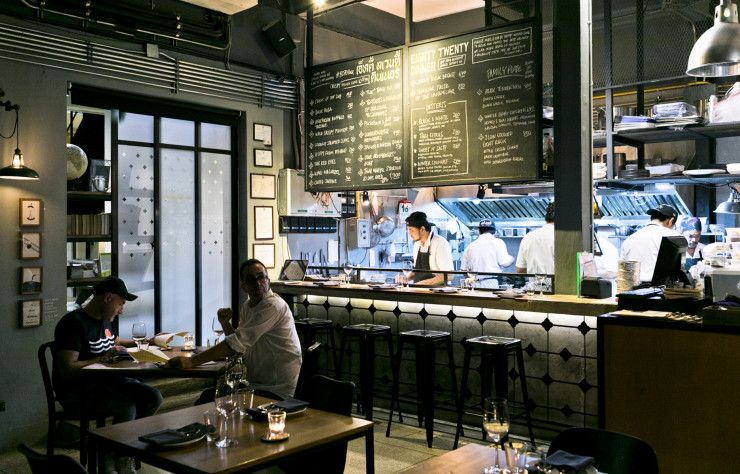 Les cuisines du 80/20, le champion des restaurants locavores de la capitale thaïe, servent une gastronomie traditionnelle revisitée et proposent une carte de cocktails impressionnante.