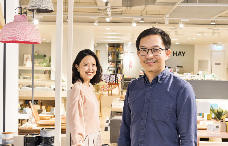 Decha Archjananun et Ploypan Theerachai, le talentueux duo de designers Thinkk Studio (lauréats du concours « 40 ans Tectona », avec la collection « Batten »), devant le stand de leur label, Thingg, dans Siam Discovery.