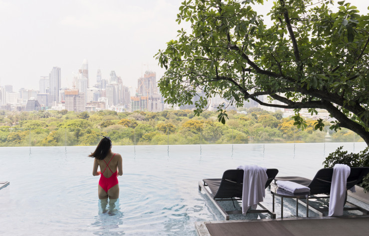 Entre deux longueurs sur le toit du très chic SO Sofitel, les voyageurs peuvent admirer le parc Lumphini, le poumon vert de Bangkok.