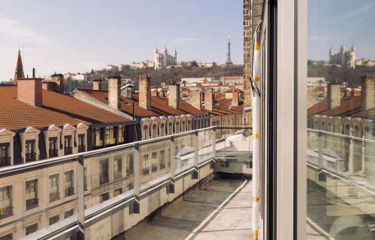 Depuis le rooftop orienté plein sud, le regard embrasse la colline de Fourvière et les toits de la Presqu’île.