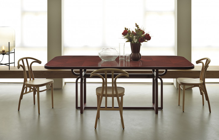 Table « Caryllion » et chaises « Radetzky » de Michele De Lucchi.