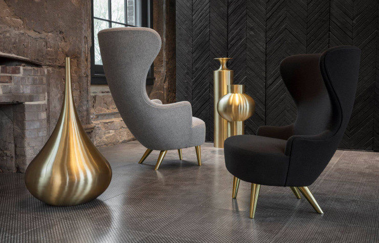 Conçus comme une réinterprétation des classiques britanniques, les fauteuils « Wingback » s’accordent au laiton des vases « Beat ».