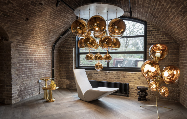 Fauteuil à bascule « Bird », sous le lustre « Mirror Ball Mega ».