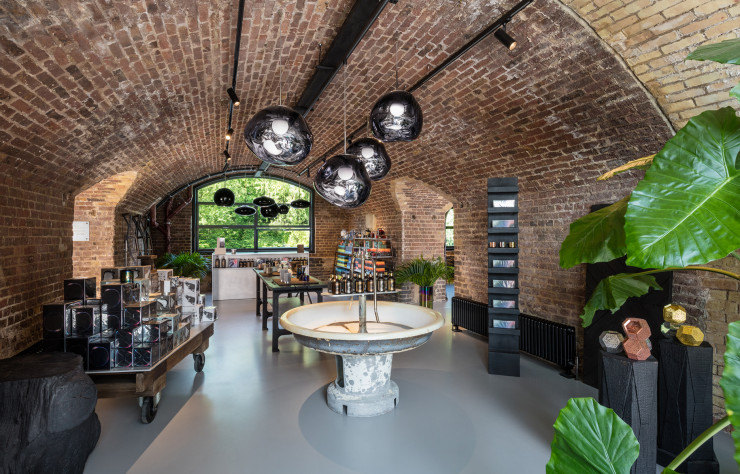 Dans la boutique, l’espace parfumerie et soins. Tom Dixon a chiné cet ancien lavabo, qui s’impose comme une évidence.