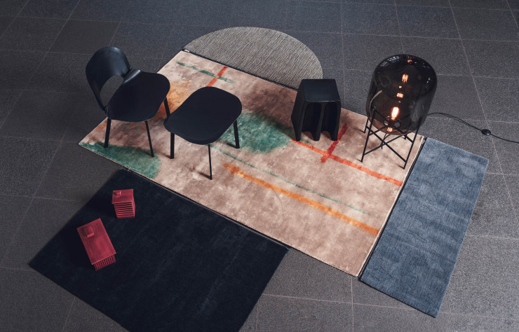 Tapis « Marelle » de Sacha Walkhoff, sous la lampe « Oda » (2014) de Sebastian Herkner et les boîtes « Building » (2017) de Ferréol Babin.