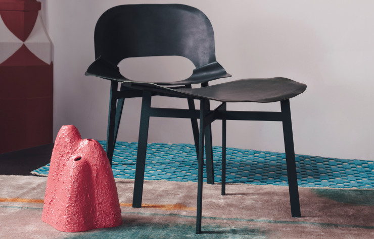 Fauteuil et ottoman « Cut » du studio BrichetZiegler, à coté du vase « Mountain » (2017) de Ferréol Babin.